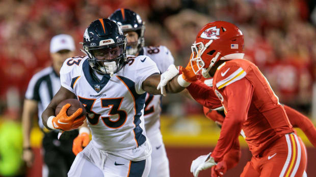 Denver Broncos running back Javonte Williams (33) runs the ball during the first quarter against the Kansas City Chiefs at GEHA Field at Arrowhead Stadium.