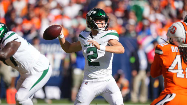 Jets' QB Zach Wilson (2) winds up to throw against the Broncos