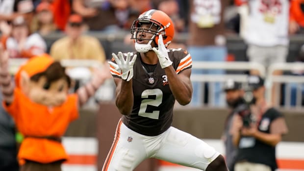 Cleveland Browns wide receiver Amari Cooper (2) receives a pass to bring in a touchdown against the Tennessee Titans during the fourth quarter in Cleveland, Ohio, Sunday, Sept. 24, 2023.