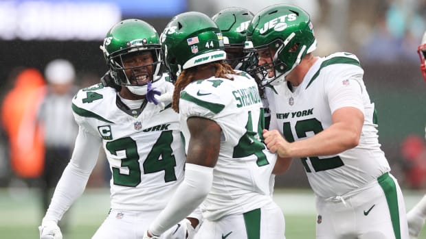 Jets' Justin Hardee (34) celebrates with the special teams unit