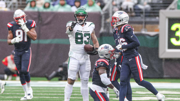 Jets' TE Tyler Conklin (83) signals first down vs. Patriots