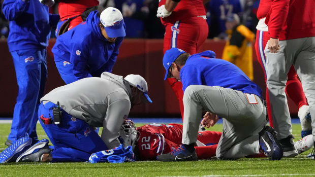 El corredor Damien Harris de los Buffalo Bills siendo atendido en el terreno de juego por una lesión en el segundo cuarto del partido ante New York Giants