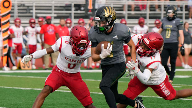 Viera's Eric Nelson scampers between Seabreeze's Xavier Lucas (6) and Denzel Shropshire (19) during Kickoff Classic at New Smyrna Beach Sports Park, Friday, Aug.18, 2023.