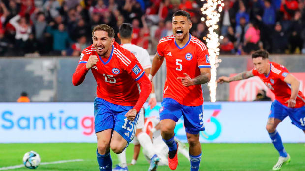 Diego Valdés celebra su gol ante Perú en las eliminatorias con la selección de Chile