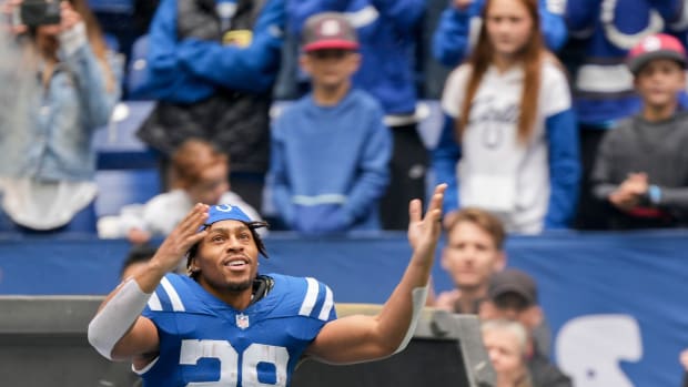 Indianapolis Colts running back Jonathan Taylor (28) gestures to the fans as he takes the field Sunday, Oct. 8, 2023, before a game against the Tennessee Titans at Lucas Oil Stadium in Indianapolis.  