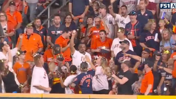 Fan at Astros-Rangers ALCS Game 6 makes a spectacular barehanded catch on Mitch Garver’s second-inning home run.