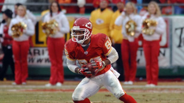 Dec 31, 2006: Kansas City, MO, USA: Kansas City Chiefs wide receiver (82) Dante Hall returns a punt from Jacksonville Jaguars punter (2) Chris Hanson (not pictured) in the third quarter as the Chiefs defeat the Jaguars 35-30 at Arrowhead Stadium in Kansas City, MO.