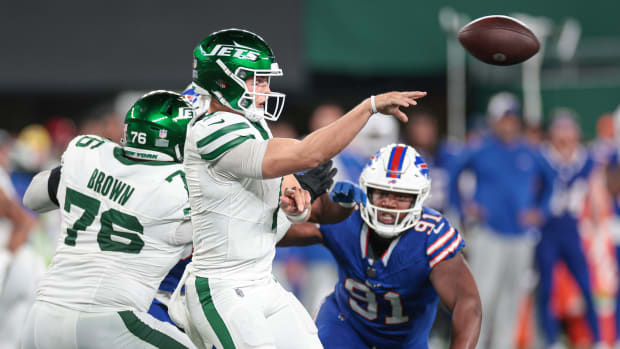 Jets' LT Duane Brown (76) protects against the Bills