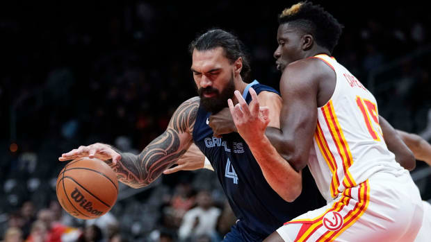 Steven Adams playing for the Grizzlies.