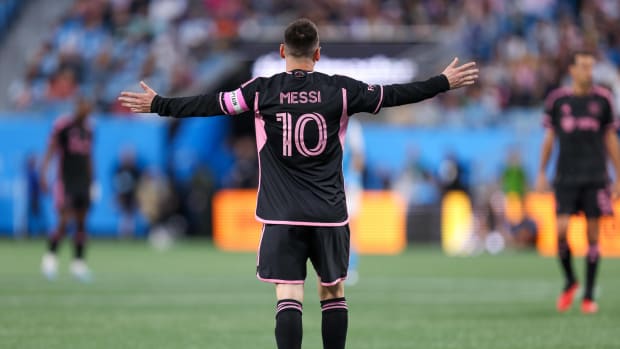 Messi en uniforme del Inter Miami abriendo los brazos