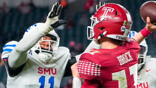 SMU Mustangs defensive end Je'lin Samuels pressures Temple Owls quarterback Forrest Brock