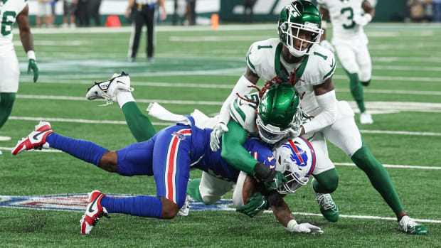 Jets' CB Sauce Gardner (1) makes a tackle against Buffalo