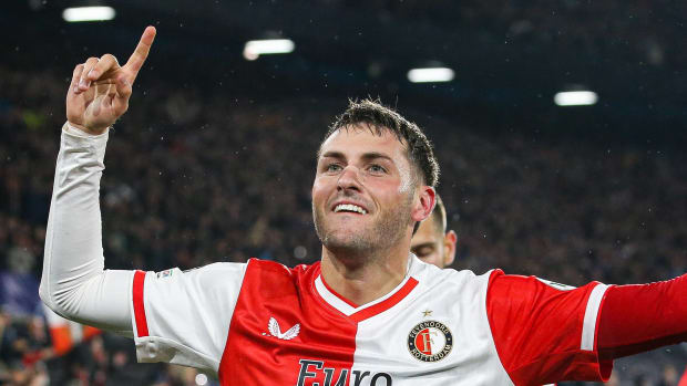 Santi Gimenez celebra gol en Feyenoord - Lazio