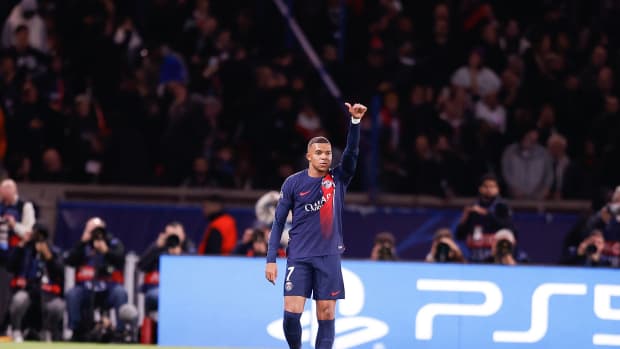 Kylian Mbappé hace gesto de pulgar arriba durante Champions League