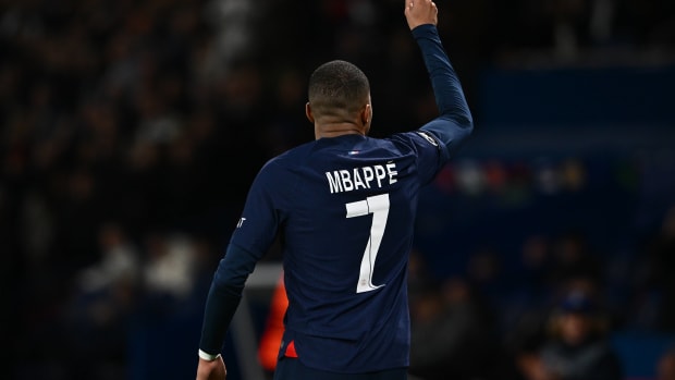 Mbappé celebra gol ante AC Milan.