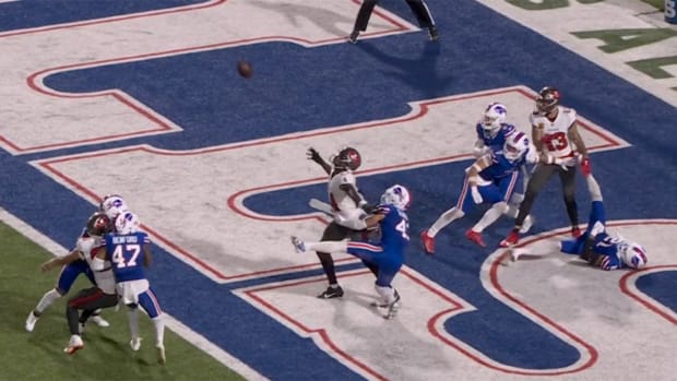 Buccaneers WR Chris Godwin nearly catches a Hail Mary on the final play in Week 8 vs. the Bills