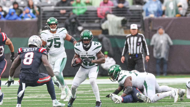 Jets' RB Dalvin Cook (33) carries the ball against the Patriots