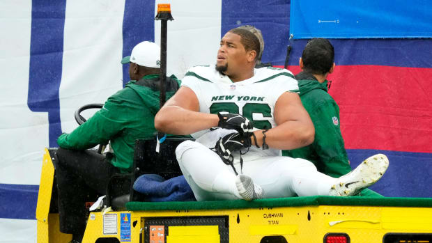 Jets' DT Al Woods carted off following an injury