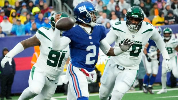New York Giants quarterback Tyrod Taylor (2) looks for an open teammate during his team’s loss to the New York Jets.