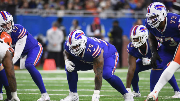 Rodger Saffold lining up at left guard for the Buffalo Bills in 2022