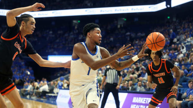 Kentucky s Justin Edwards passes the ball against Georgetown in Rupp Arena. Oct 27, 2023