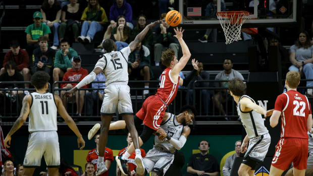 Wisconsin guard Max Klesmit fouls Oregon forward Quincy Guerrier as the Oregon Ducks host Wisconsin in the quarterfinal round of the NIT Tuesday, March 21, 2023 at Matthew Knight Arena in Eugene, Ore. Ncaa Basketball Wisconsin At Oregon Mbb Nit Wisconsin At Oregon