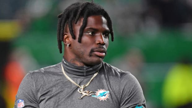 Dolphins receiver Tyreek Hill warms up before a game.