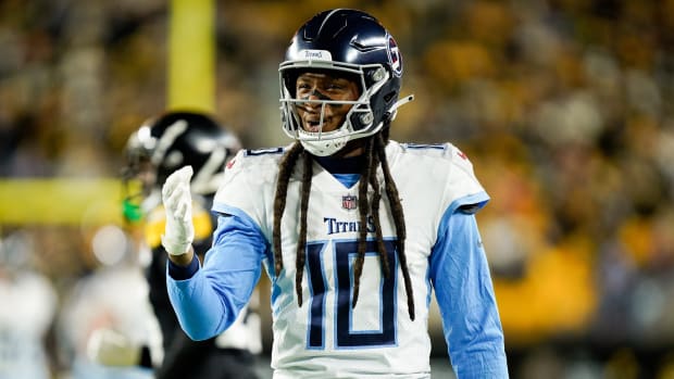 Tennessee Titans wide receiver DeAndre Hopkins (10) reacts to a call during the first quarter against the Pittsburgh Steelers.