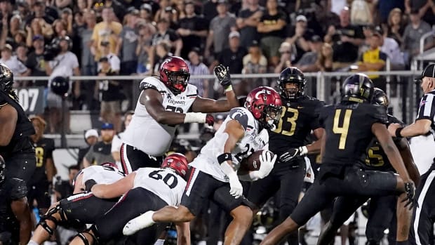 Cincinnati Bearcats running back Ryan Montgomery (22) breaks through the line of scrimmage on a touchdown run in the fourth quarter during a college football game against the UCF Knights, Saturday, Oct. 29, 2022, at FBC Mortgage Stadium in Orlando, Fla. The UCF Knights defeated the Cincinnati Bearcats, 25-21. Ncaaf Cincinnati Bearcats At Ucf Knights Oct 29 1079