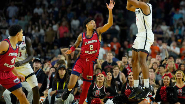 Apr 1, 2023; Houston, TX, USA; San Diego State Aztecs guard Lamont Butler (5) scores the game-winning basket over Florida Atlantic Owls guard Nicholas Boyd (2) in the semifinals of the Final Four of the 2023 NCAA Tournament at NRG Stadium. Mandatory Credit: Robert Deutsch-USA TODAY Sports