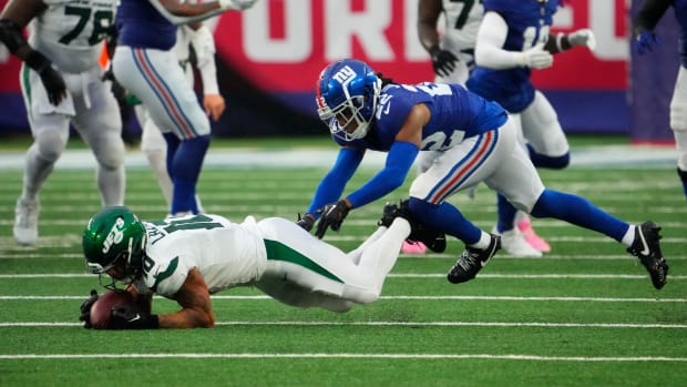 Jets' WR Allen Lazard (10) sets up the game-tying field goal against the Giants