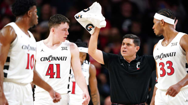 Cincinnati Bearcats head coach Wes Miller instructs the team in the first half of a men s college basketball game between the Illinois-Chicago Flames and the Cincinnati Bearcats, Monday, Nov. 6, 2023, at Fifth Third Arena in Cincinnati.