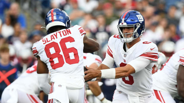 Aug 11, 2022; Foxborough, Massachusetts, USA; New York Giants quarterback Daniel Jones (8) hands the ball off to wide receiver Darius Slayton (86) during the first half of a game against the New England Patriots at Gillette Stadium.