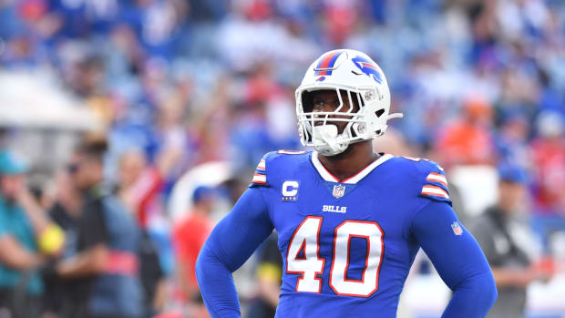 Buffalo Bills linebacker Von Miller (40) warms up before a game against the Tennessee Titans at Highmark Stadium.