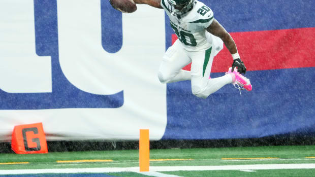 Jets' RB Breece Hall (20) leaps into the endzone vs. the Giants