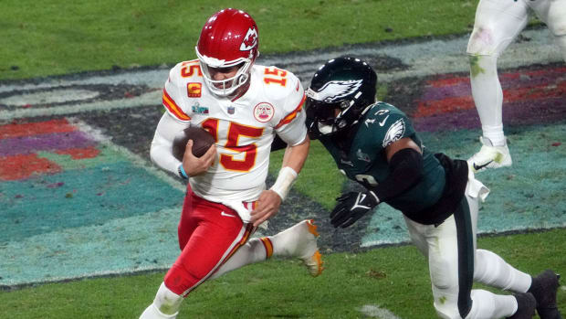Patrick Mahomes runs with the ball against the Eagles in Super Bowl LVII
