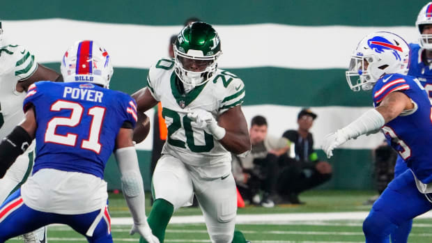 Jets' RB Breece Hall (20) carries the ball against the Bills at MetLife Stadium
