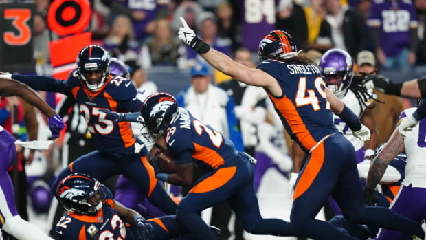 Denver Broncos cornerback Ja'Quan McMillian (29) returns a fumble for yards against the Minnesota Vikings in the first quarter at Empower Field at Mile High.
