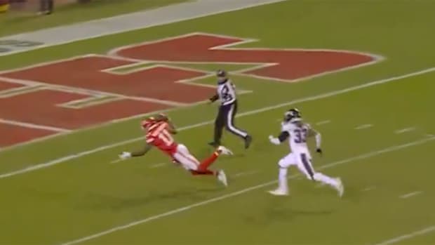 Chiefs WR Marquez Valdes-Scantling drops a pass from Patrick Mahomes vs. the Eagles