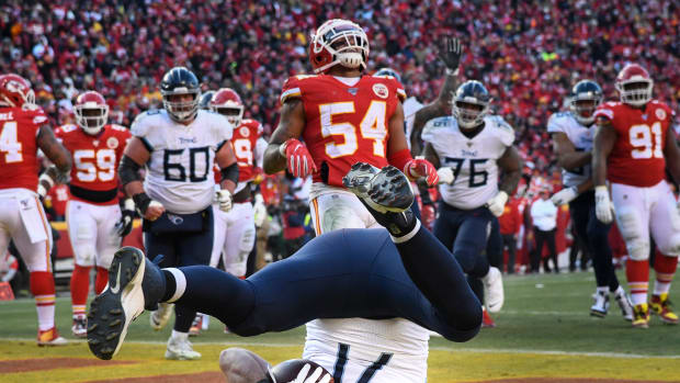 Offensive tackle Dennis Kelly scores a TD vs. the Chiefs