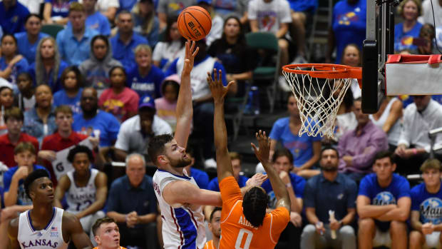 Nov 22, 2023; Honolulu, HI, USA; Kansas Jayhawks center Hunter Dickinson (1) shoots the ball while defended by Tennessee Volunteers forward Jonas Aidoo (0) during the second half at SimpliFi Arena at Stan Sheriff Center.