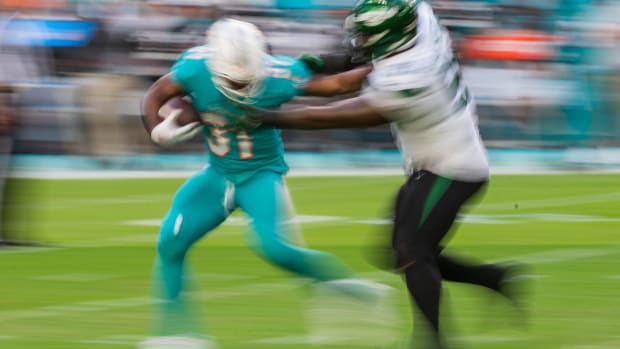 Jets' DE John Franklin-Myers attempts to tackle Dolphins' RB Raheem Mostert