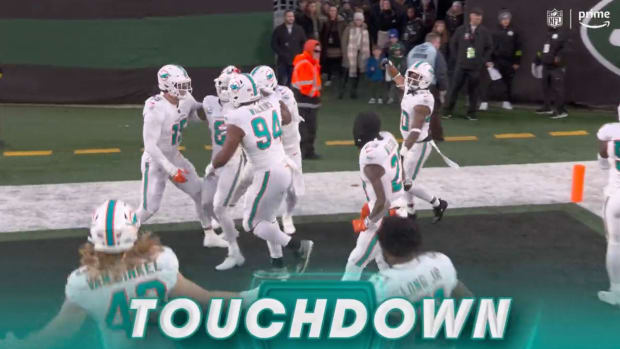 NFL World Roasts Jets After Disastrous Pick-Six on Hail Mary to End First Half Against Dolphins