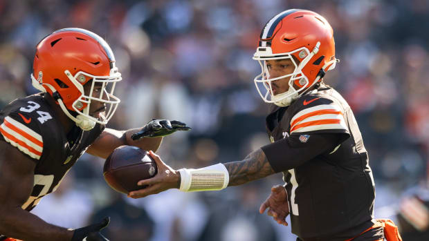 Cleveland Browns quarterback Dorian Thompson-Robinson (17) hands the ball off to running back Jerome Ford (34) during the first quarter against the Pittsburgh Steelers at Cleveland Browns Stadium.
