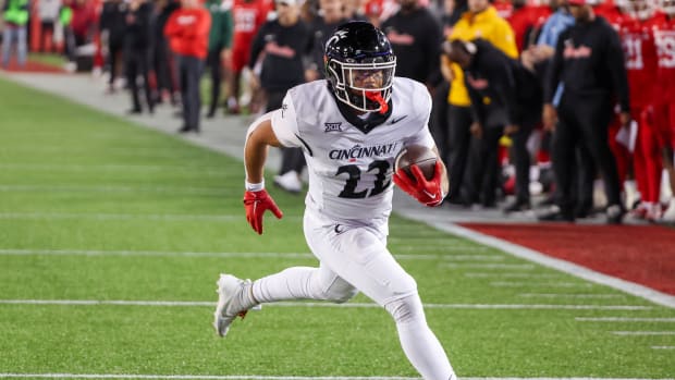 Nov 11, 2023; Houston, Texas, USA; Cincinnati Bearcats running back Ryan Montgomery (22) rushes for a touchdown against the Houston Cougars in the first half at TDECU Stadium. Mandatory Credit: Thomas Shea-USA TODAY Sports  