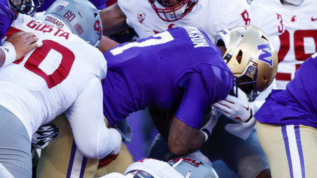 Dillon Johnson takes a handoff in the first half of the Apple Cup against the Washington State Cougars
