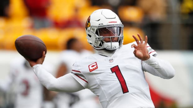Arizona Cardinals quarterback Kyler Murray (1) warms up before the game against the Pittsburgh Steelers at Acrisure Stadium.