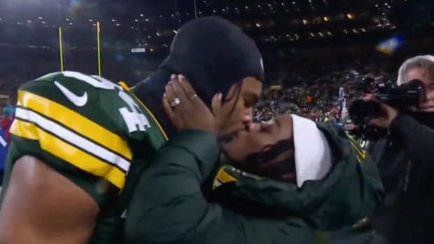 Simone Biles kisses Jonathan Owens ahead of Packers-Chiefs "Sunday Night Football" game.