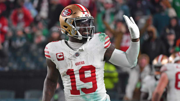 Dec 3, 2023; Philadelphia, Pennsylvania, USA; San Francisco 49ers wide receiver Deebo Samuel (19) waves goodbye to the Philadelphia Eagles fans after scoring a touchdown during the fourth quarter at Lincoln Financial Field. Mandatory Credit: Eric Hartline-USA TODAY Sports  