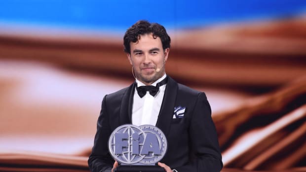 El piloto mexicano Checo Pérez recibió un doble reconocimiento en la gala de la FIA